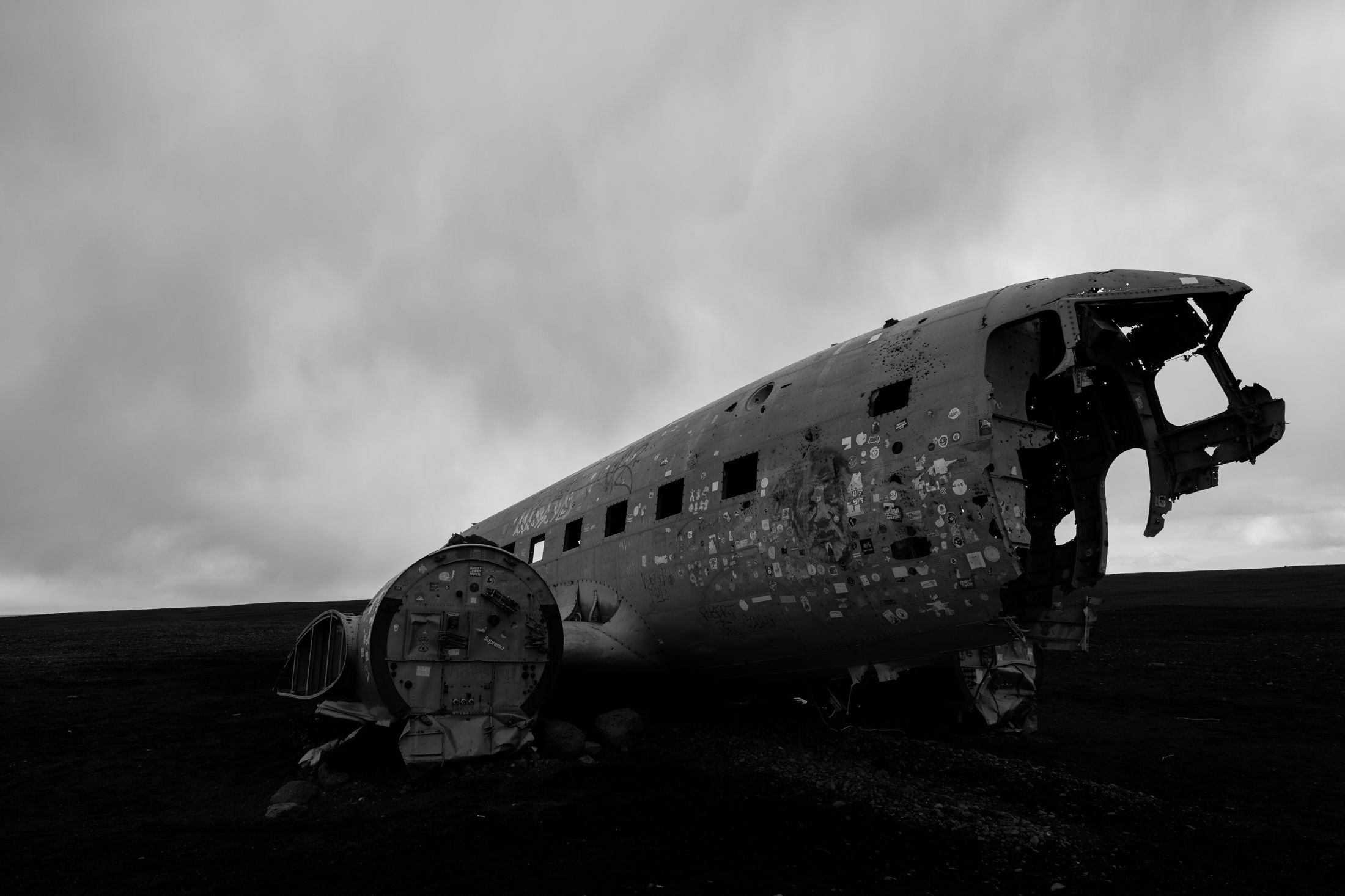 Seitenansicht des Flugzeugwracks unter bewölktem Himmel