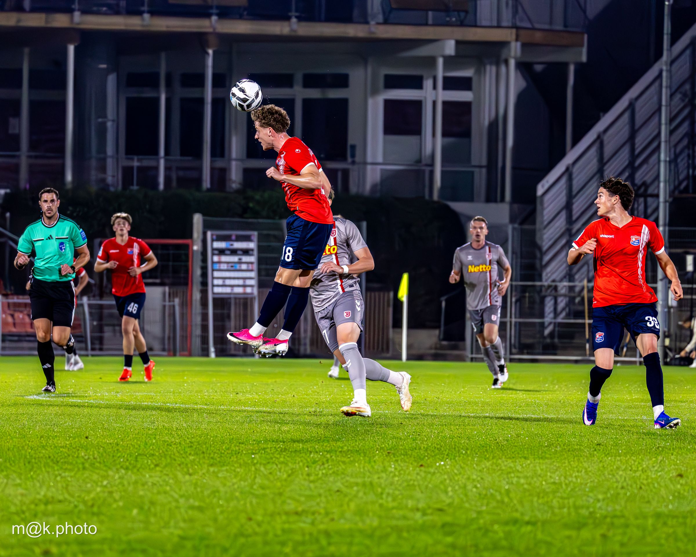 Kopfballduell der SpVgg Unterhaching unter Flutlicht im Sportpark Unterhaching bei München