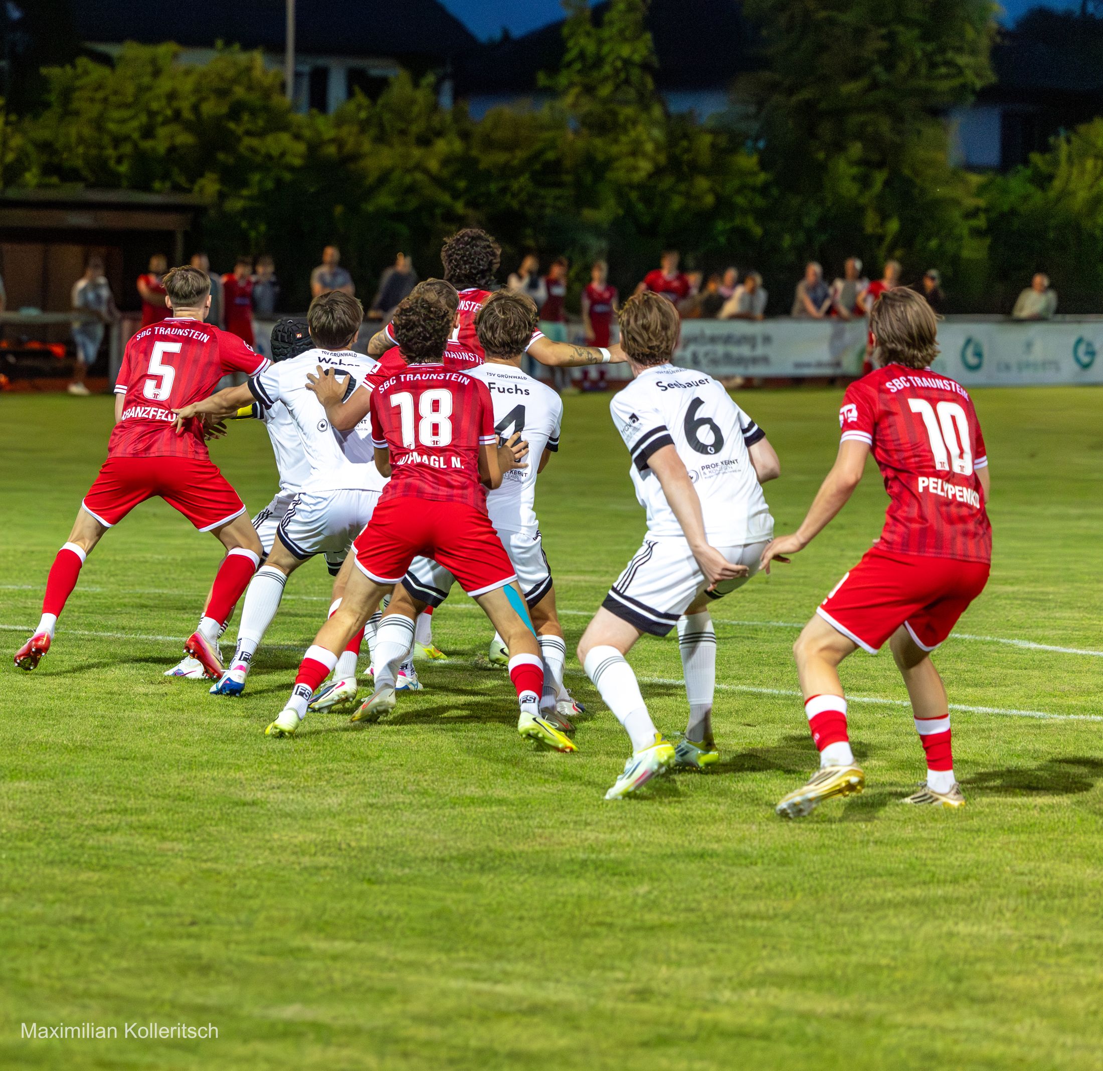 Zweikampf im Strafraum zwischen Spielern in Rot und Weiß